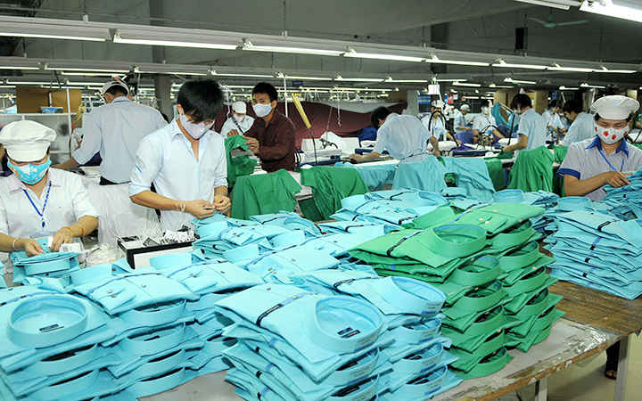 Kiểm đếm và đóng gói áo sơ-mi xuất khẩu tại Tổng công ty May 10. Ảnh: Đăng Khoa