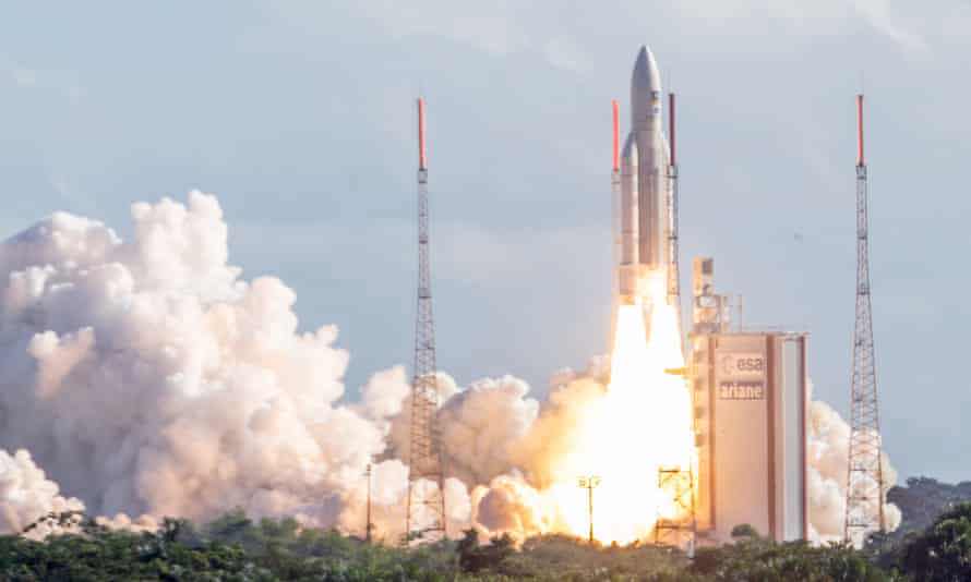 Tên lửa Ariane 5 đã cất cánh từ Guiana thuộc Pháp vào ngày 30/7, mang theo vệ tinh có thể lập trình lại hoàn toàn thương mại đầu tiên trên thế giới mang tên Eutelsat Quantum. Ảnh: Getty Images