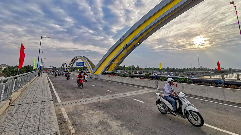 Cầu Quang Trung bắc qua sông Cần Thơ, nối quận Ninh Kiều với quận Cái Răng được xây dựng từ nguồn vay ODA của Ngân hàng Thế giới.