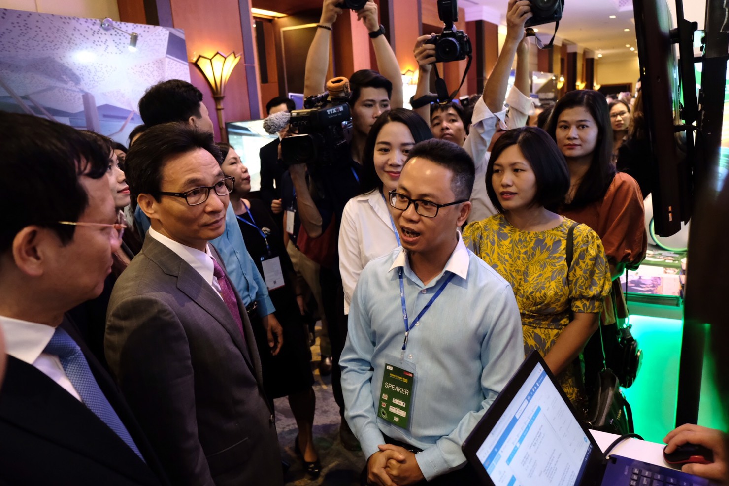 Phó Thủ tướng Chính phủ Vũ Đức Đam và Bộ trưởng Bộ Thông tin và Truyền thông Nguyễn Mạnh Hùng tham quan gian trưng bày.