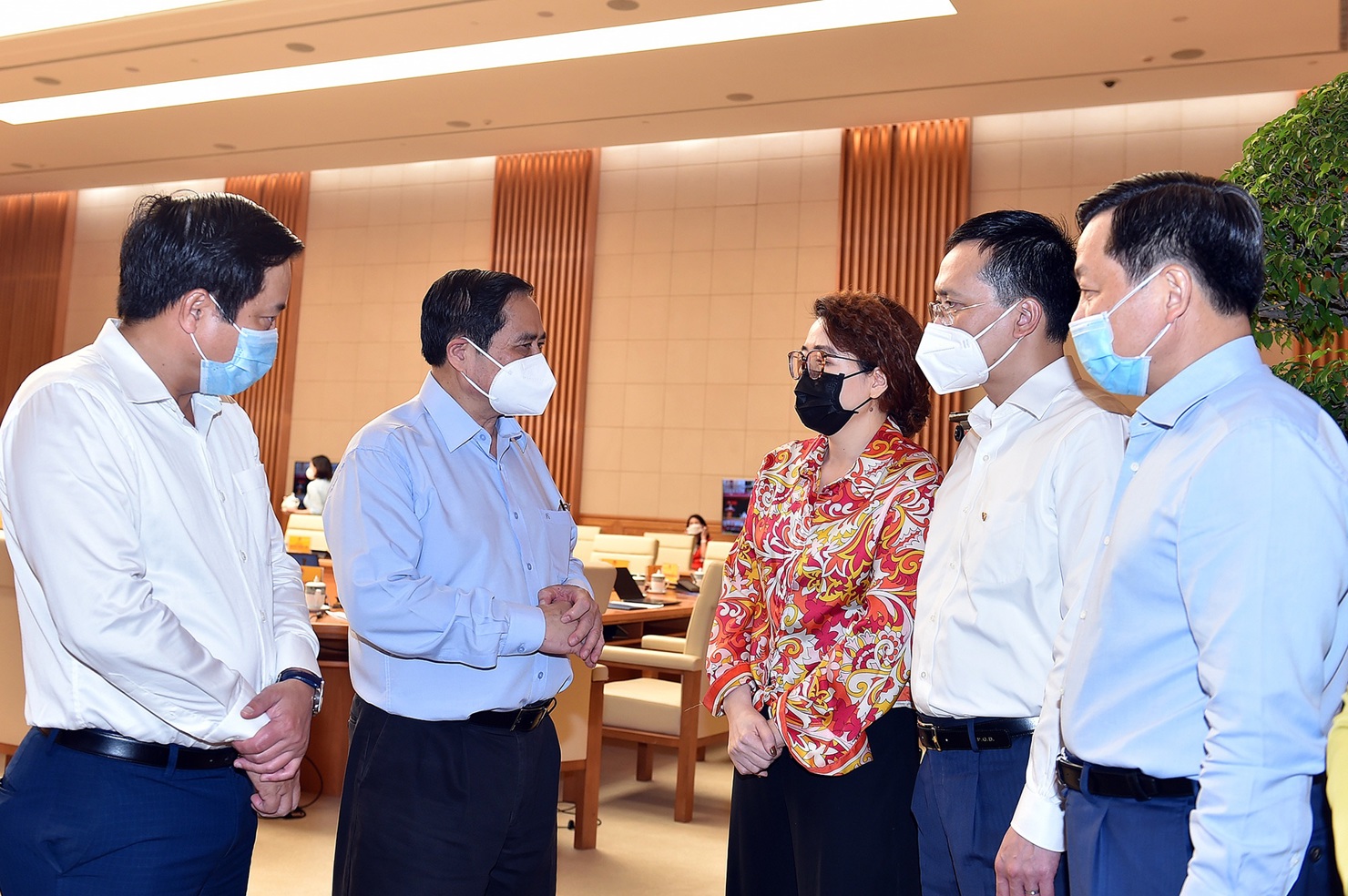 Thủ tướng Chính phủ Phạm Minh Chính trao đổi với đại diện các doanh nghiệp tham dự Hội nghị. Nguồn: VGP