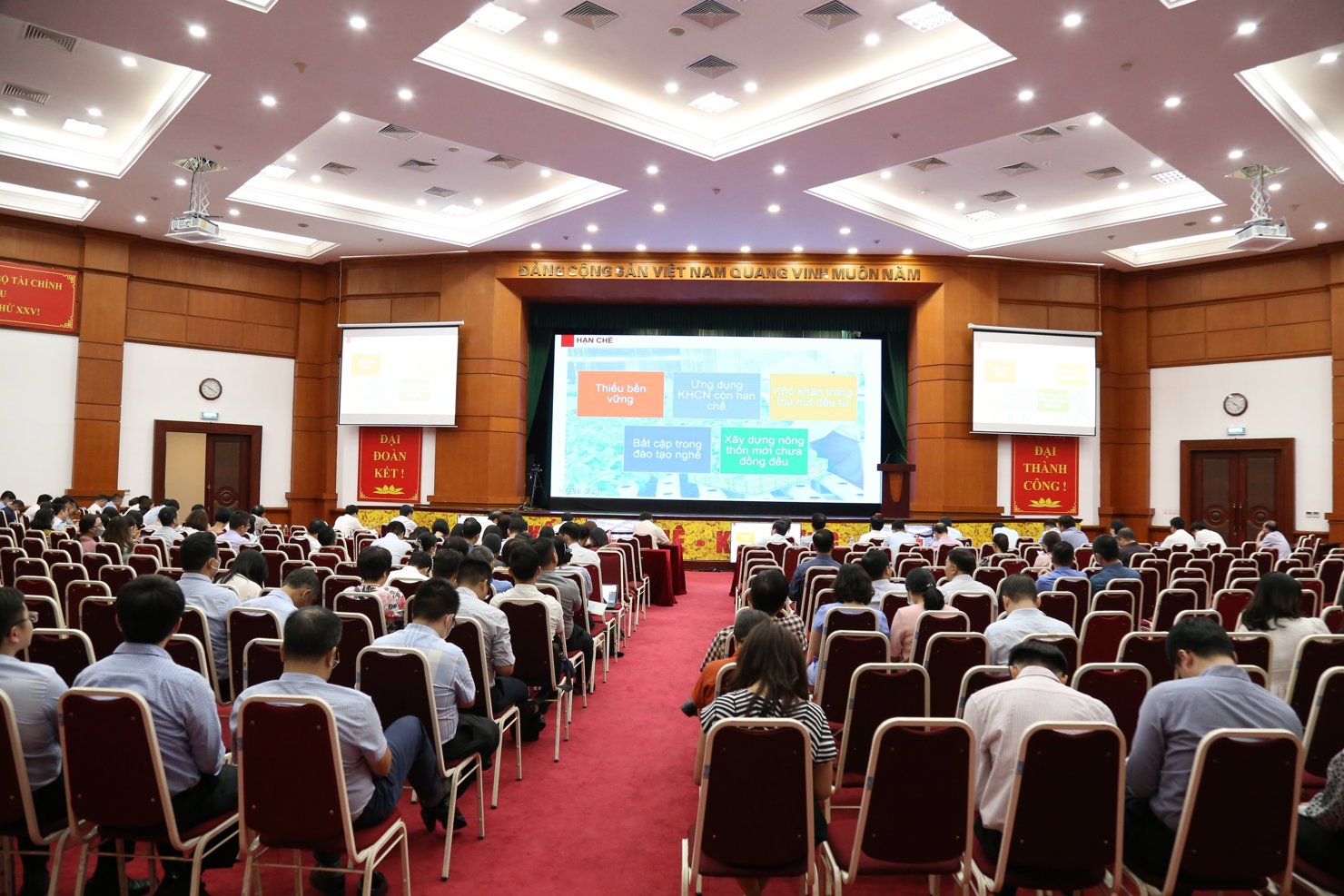 Cán bộ, đảng viên Đảng bộ Bộ Tài chính tham dự Hội nghị nghiên cứu, học tập, quán triệt Nghị quyết Trung ương 5 khóa XIII (ngày 21-22/7/2022).