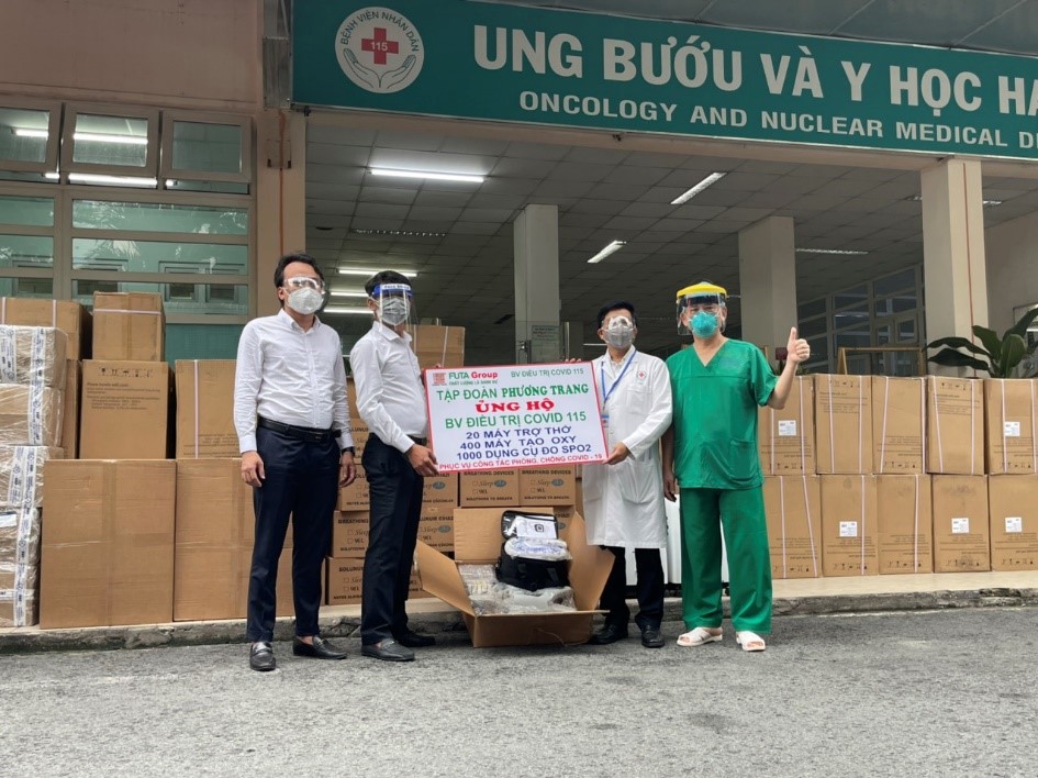 Tập đoàn Phương Trang trao tặng 20 máy trợ thở, 400 máy tạo Oxy lưu lượng cao và 1.000 máy đo nồng độ oxy SpO2 cho Bệnh viện 115.