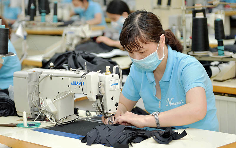 Sản xuất hàng may mặc tại Tổng công ty cổ phần Dệt may Nam Ðịnh.