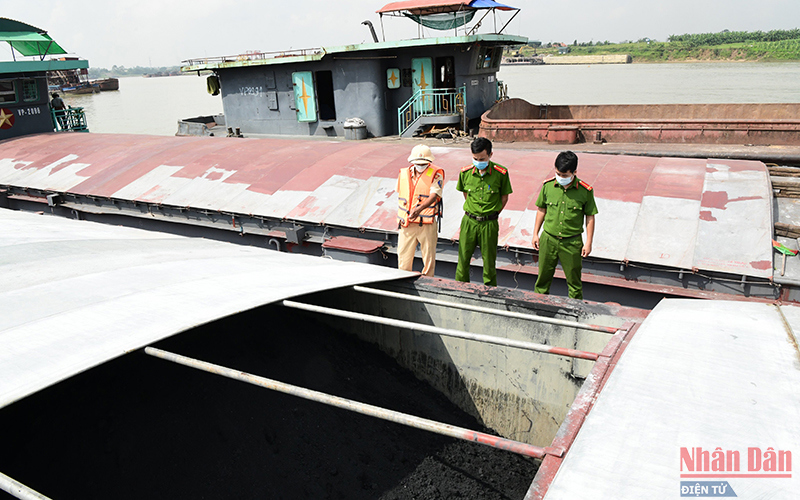 Công an phát hiện tàu chở than không rõ nguồn gốc.