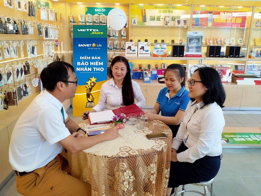 Tư vấn sản phẩm của Bảo Việt Nhân thọ tại điểm giao dịch của Viettel Store.