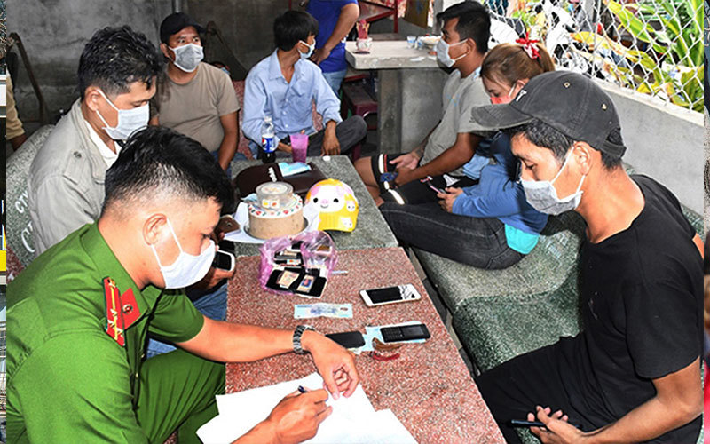 Công an TP. Trà Vinh (tỉnh Trà Vinh) lập biên bản vụ 17 người tụ tập đánh bạc ở phường 5 trong thời điểm dịch bệnh phức tạp. Ảnh: Hồ Giang