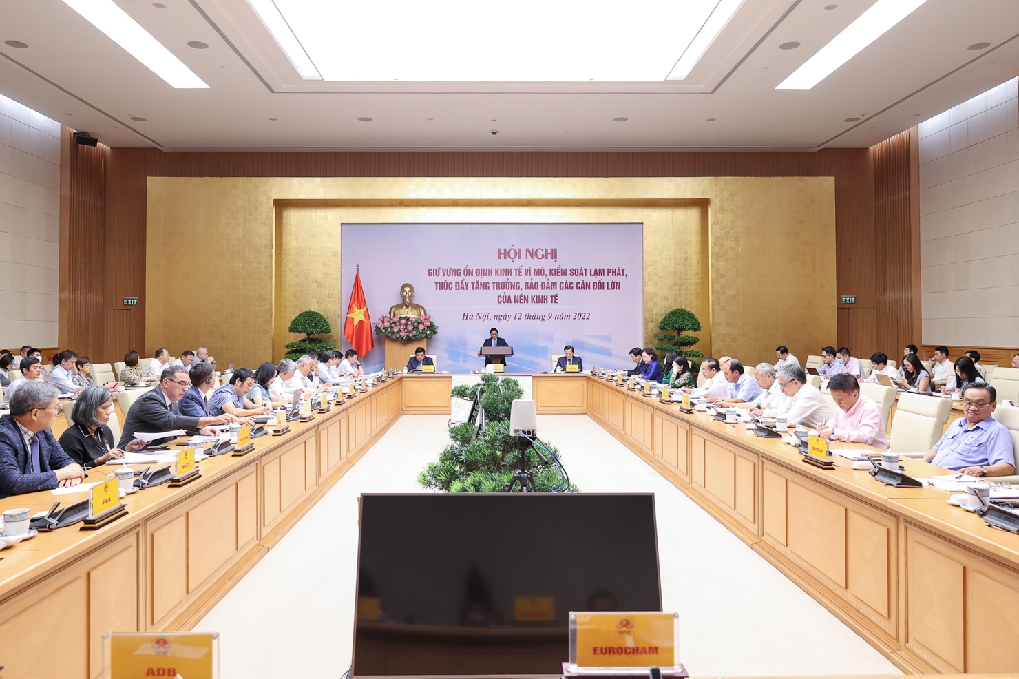 Thủ tướng Phạm Minh Chính chủ trì Hội nghị về giữ vững ổn định kinh tế vĩ mô, kiểm soát lạm phát, thúc đẩy tăng trưởng và bảo đảm các cân đối lớn của nền kinh tế - Ảnh: VGP/Nhật Bắc