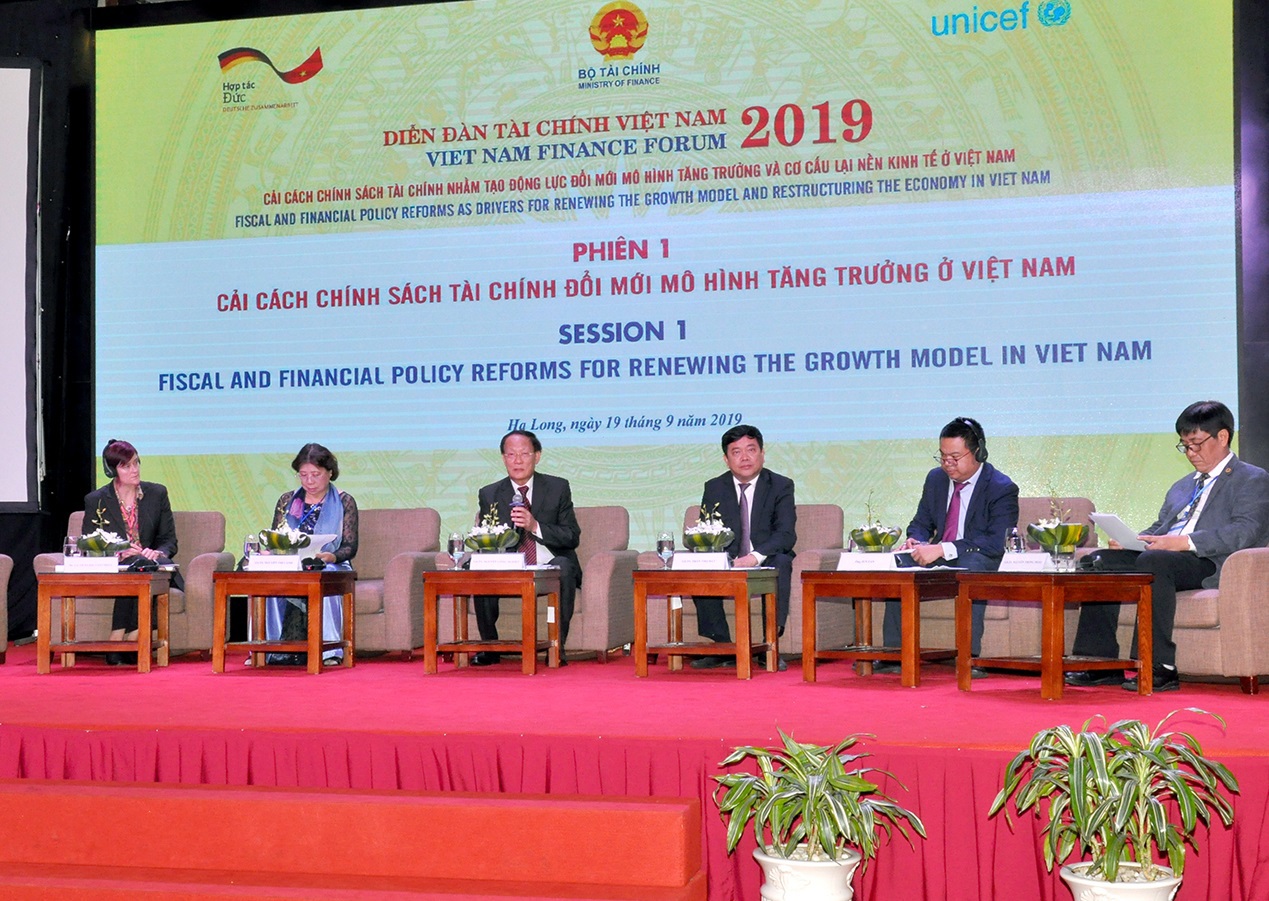 Toàn cảnh phiên thảo luận về cải cách chính sách tài chính nhằm tạo động lực đổi mới mô hình tăng trưởng ở Việt Nam.