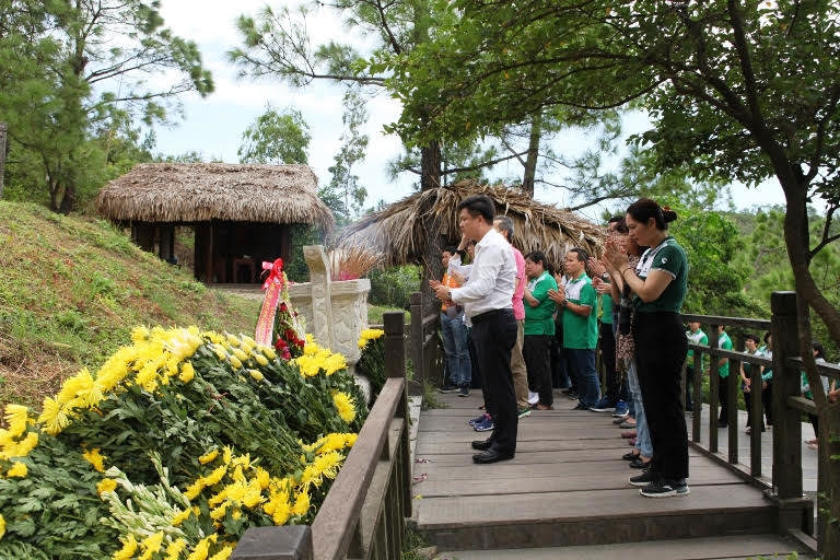 Đoàn đại biểu Đảng bộ Vietcombank Sở Giao dịch dâng hương tưởng nhớ Đại tướng Võ Nguyên Giáp trong hành trình về nguồn tại Quảng Bình.