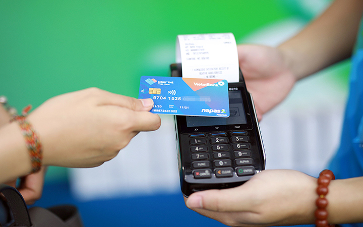 Giao dịch thanh toán bằng thẻ chip an toàn và bảo mật hơn.