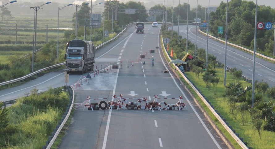 Cao tốc Nội Bài - Lào Cai qua Bình Xuyên (Vĩnh Phúc) bị nhà đầu tư chặn lại, buộc xe phải thay đổi hướng đi để nộp phí. Nguồn: tienphong.vn