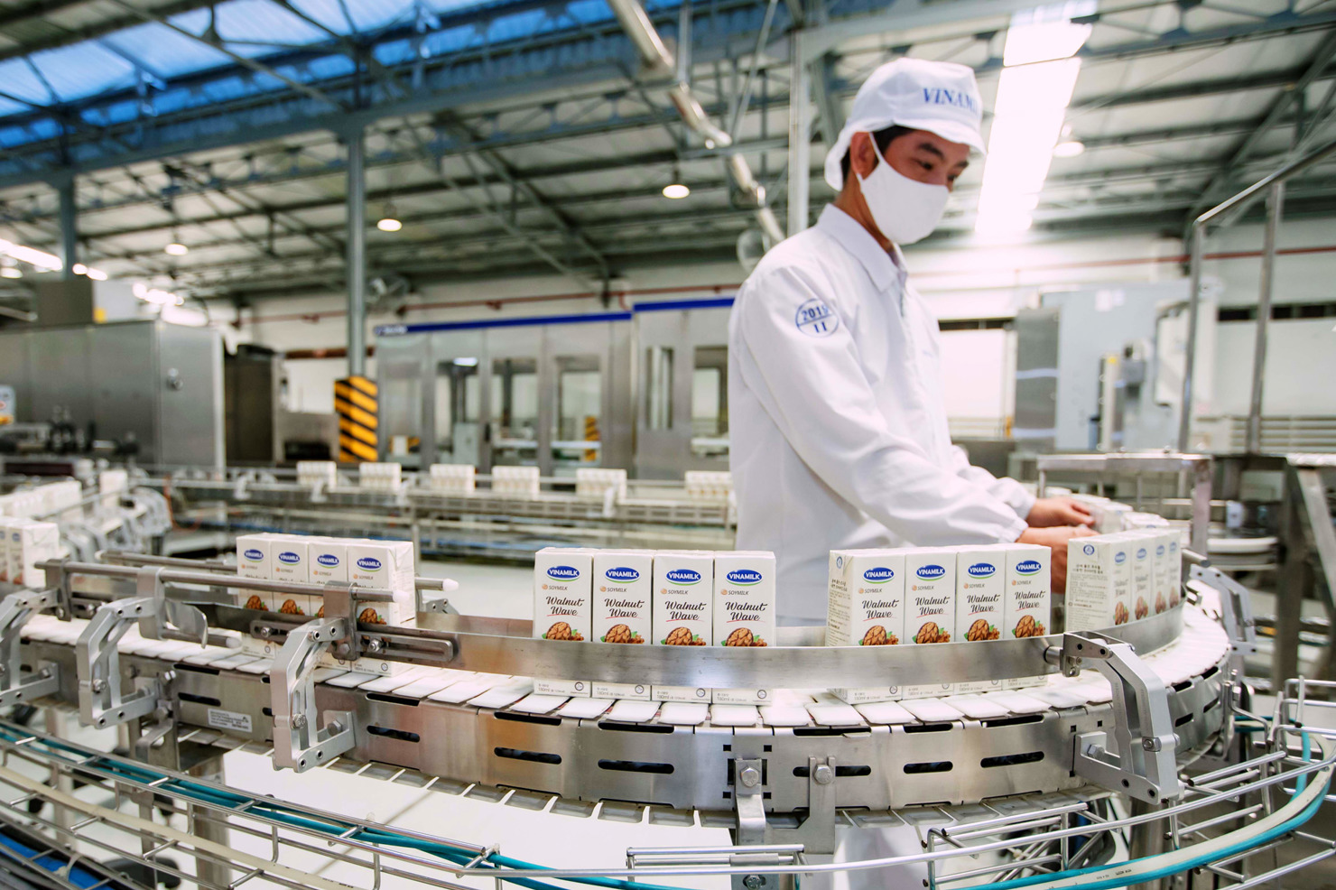 Dây chuyền sản xuất của nhà máy sữa Vinamilk tại TP. Hồ Chí Minh. Ảnh: VGP