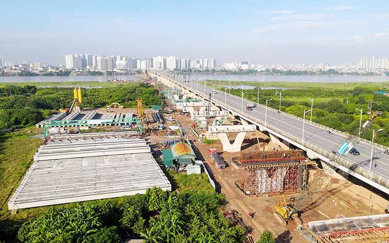 Trên công trường thi công cầu Vĩnh Tuy giai đoạn 2 (Hà Nội). Ảnh: Tuấn Huy