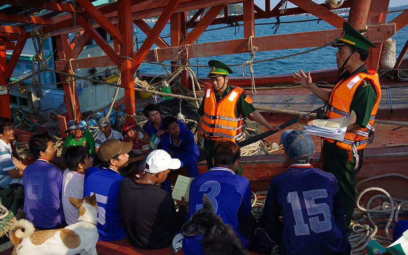 Bộ đội Biên phòng tỉnh Kiên Giang tuyên truyền, vận động ngư dân chấp hành nghiêm các quy định trong khai thác hải sản.
