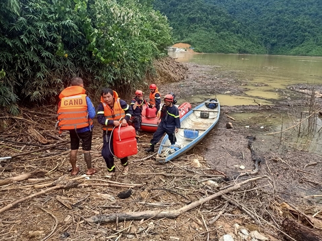 Công tác tìm kiếm, cứu nạn, cứu hộ bằng đường thủy do Công an tỉnh Thừa Thiên Huế phụ trách gặp nhiều khó khăn do mưa lớn. Nguồn: VGP