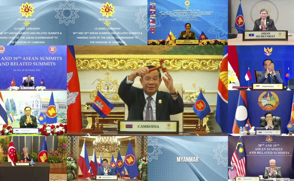 Các nhà lãnh đạo ASEAN đã chứng kiến lễ chuyển giao chức Chủ tịch ASEAN 2022 cho Campuchia ngày 28/10. Ảnh: Reuters