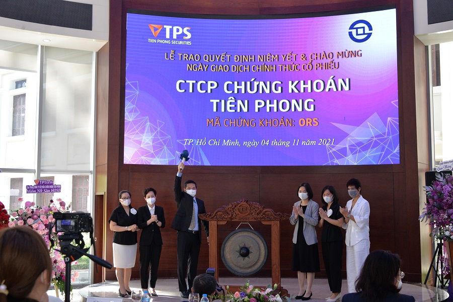 Ông Trần Sơn Hải - Phó Chủ tịch kiêm HĐQT ORS thực hiện nghi thức đánh cồng.