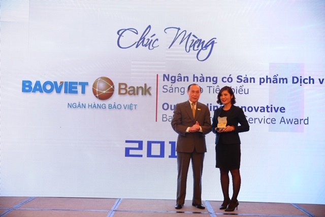 Bà Phạm Thị Minh Huệ - Đại diện Ban lãnh đạo nhận giải thưởng Ngân hàng có sản phẩm dịch vụ sáng tạo tiêu biểu cho BAOVIET Bank.