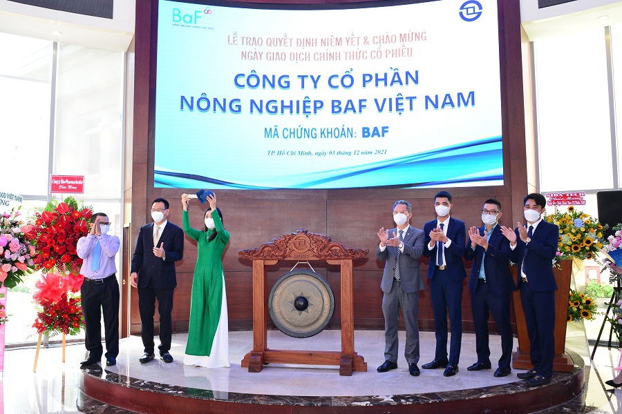 Bà Bùi Hương Giang - Tổng Giám đốc CTCP Nông nghiệp BAF Việt Nam thực hiện nghi thức đánh cồng.
