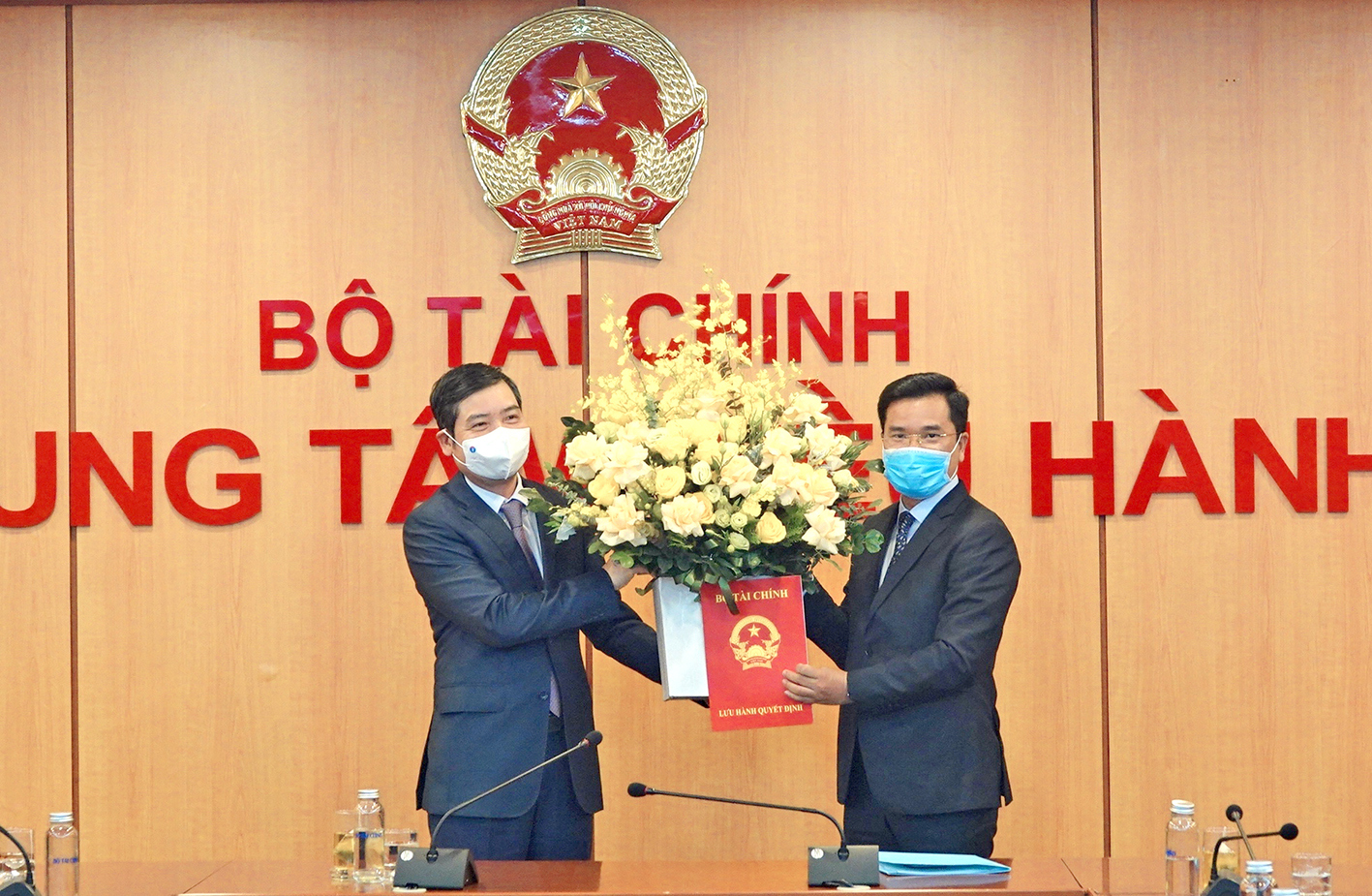 Thay mặt Ban Cán sự Đảng, Lãnh đạo Bộ Tài chính, Thứ trưởng Tạ Anh Tuấn trao quyết định bổ nhiệm ông Nguyễn Như Quỳnh giữ chức Viện trưởng Viện Chiến lược và Chính sách tài chính.