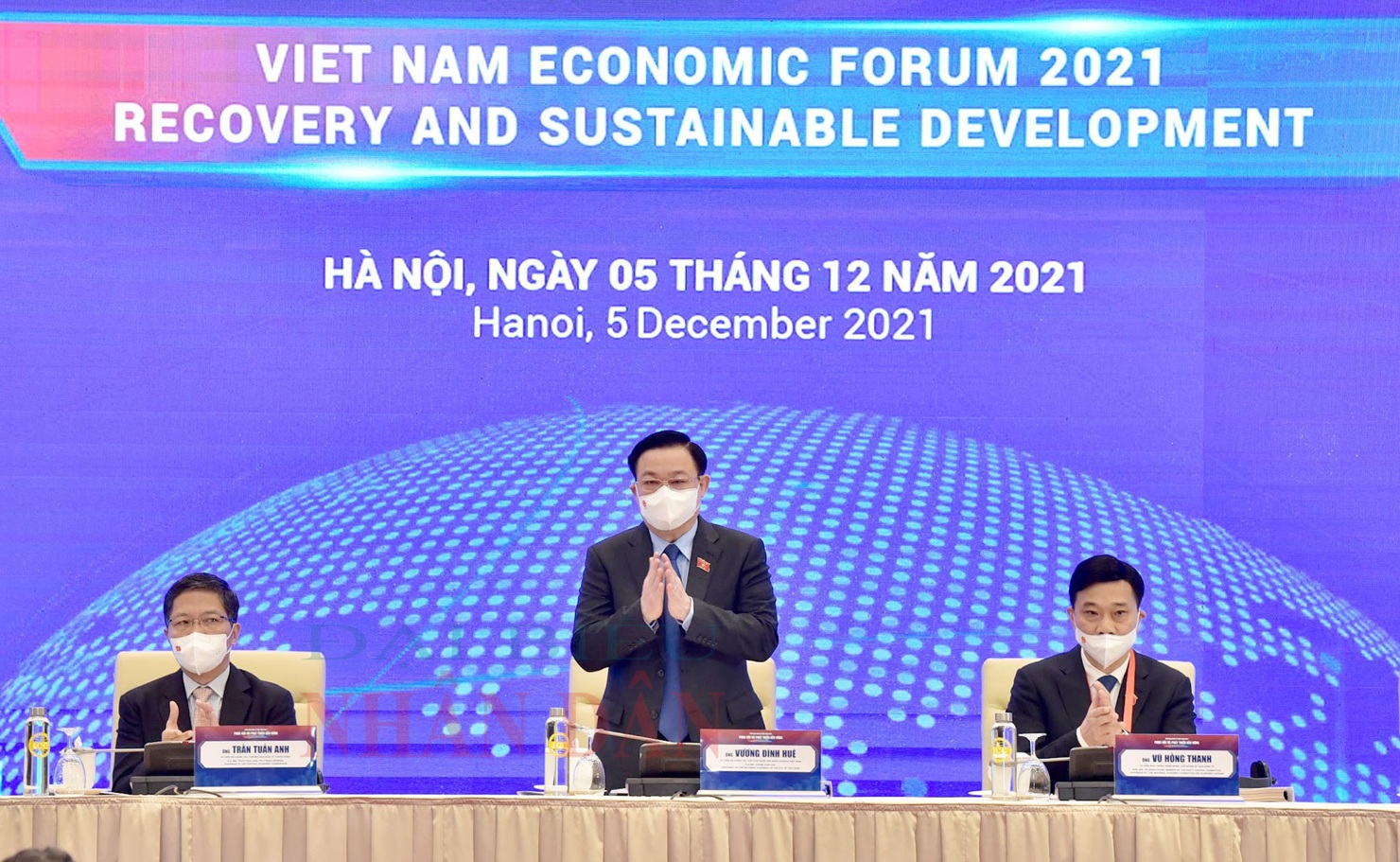 Chủ tịch Quốc hội Vương Đình Huệ và các đại biểu dự Diễn đàn Kinh tế Việt Nam năm 2021 tại điểm cầu Trung tâm Hội nghị Quốc tế.