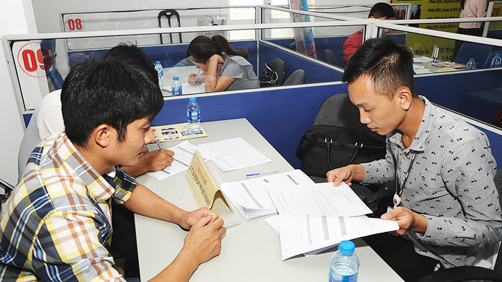 Phỏng vấn của doanh nghiệp nước ngoài tại trung tâm giới thiệu việc làm Hà Nội.