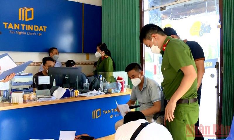  Các lực lượng chức năng khám xét Văn phòng đại diện của Công ty tài chính Tân Tín Đạt tại Bình Thuận và đã thu giữ nhiều tang vật, đồ vật, tài liệu có liên quan đến hành vi cho vay nặng lãi.