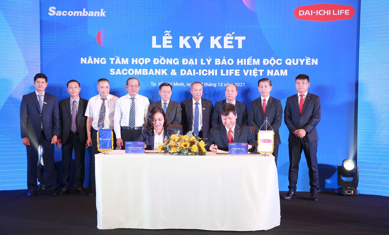 Đại diện lãnh đạo các bên chứng kiến Lễ ký kết nâng tầm hợp đồng đại lý bảo hiểm độc quyền giữa Sacombank và Công ty Bảo hiểm Nhân thọ Dai-ichi Life Việt Nam.