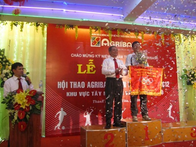 Đại diện Agribank Gia Lai nhận cờ lưu niệm giải Nhất toàn đoàn tại Hội thao Agribank khu vực Tây Nguyên và Đông Nam Bộ năm 2012