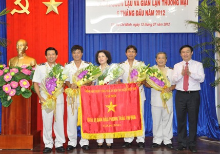 Bộ trưởng Vương Đình Huệ trao cờ thi đua của Chính phủ cho Cục Hải quan Tp.Hồ Chí Minh tháng 7/2012