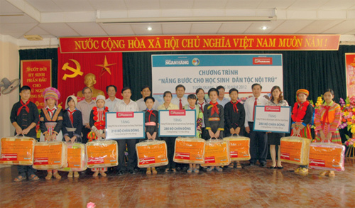 Đại diện Ủy ban Dân tộc Chính Phủ, Thời báo Ngân hàng, lãnh đạo tỉnh Tuyên Quang và các quan khách trao tượng trưng chăn ấm cho đại diện 3 trường dân tộc nội trú tỉnh Tuyên Quang