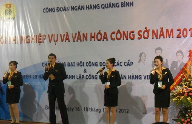 Cán bộ nhân viên BAC A BANK Chi nhánh Quảng Bình biểu diễn văn nghệ