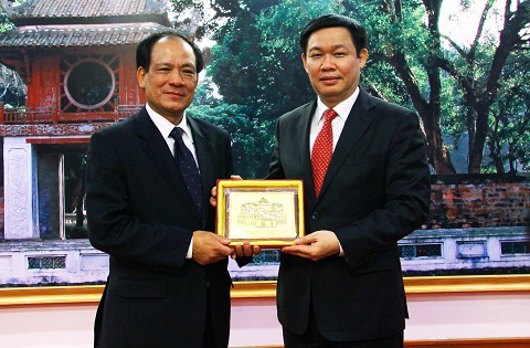 Bộ trưởng Vương Đình Huệ tặng quà lưu niệm ông Lê Lương Minh 
