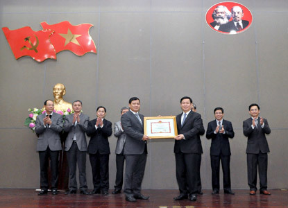 Bộ trưởng Vương Đình Huệ trao Bằng khen cho Tập thể Cục Thuế Hà Nội