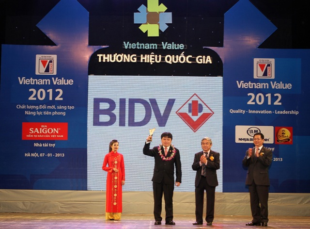 Đại diện BIDV nhận danh hiệu Thương hiệu quốc gia