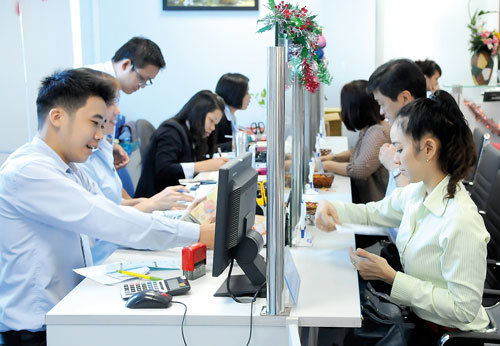 Khách hàng giao dịch tại Eximbank. Ảnh: C.THĂNG 