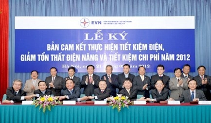 Bộ trưởng Vương Đình Huệ tham dự và chứng kiến Lễ ký cam kết tiết giảm chi phí 
của Tập đoàn Điện lực Việt Nam