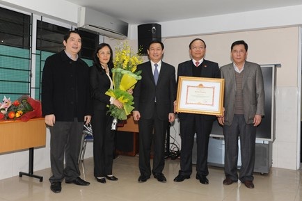 Bộ trưởng Bộ Tài chính Vương Đình Huệ chúc mừng và trao tặng bằng khen cho ngành Thuế hoàn thành xuất sắc nhiệm vụ thu NSNN năm 2012