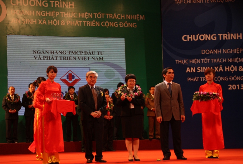 Bà Lê Thị Kim Khuyên - Chủ tịch Công đoàn BIDV, đại diện BIDV nhận giải thưởng 