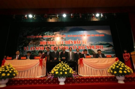 Phó Tổng giám đốc Agribank Nguyễn Tiến Đông (ngoài cùng bên trái) ký kết hợp đồng nguyên tắc đồng tài trợ dự án thủy điện Lai Châu
