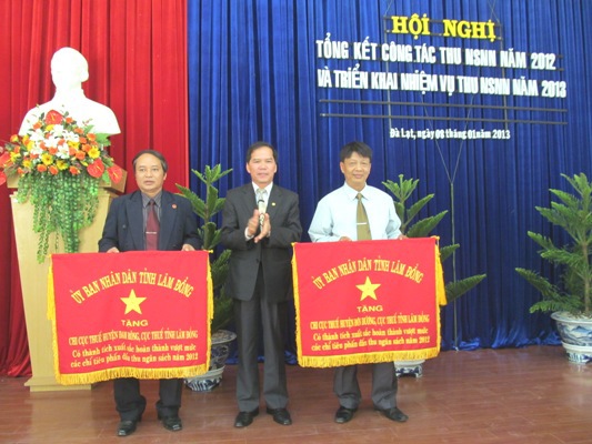 Các tập thể nhận Cờ Thi đua xuất sắc của UBND tỉnh Lâm Đồng. Nguồn: lamdong.gov.vn