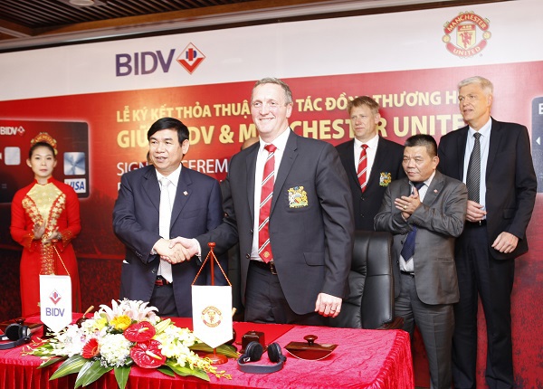 Đại diện BIDV và Câu lạc bộ Bóng đá Manchester United chính thức ký kết thỏa thuận hợp tác. Nguồn: bidv.com.vn