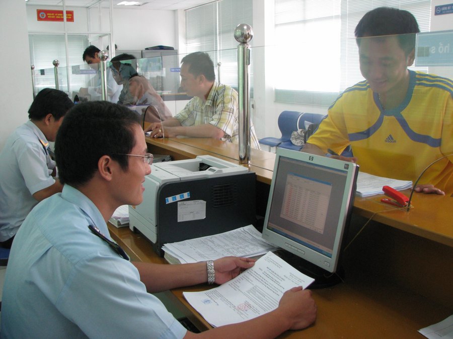  Công chức Chi cục Hải quan Khu chế xuất Linh Trung- Cục Hải quan TP.Hồ Chí Minh làm thủ tục cho Intel. Nguồn: baohaiquan.vn