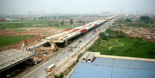 Sự yếu kém về kết cấu hạ tầng là một “điểm trừ” trong việc cải thiện năng lực cạnh tranh quốc gia của Việt Nam. Nguồn: baoxaydung.vn