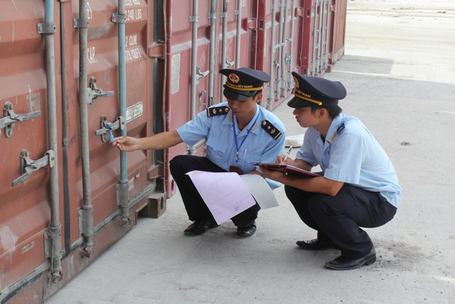 Kiểm tra hàng hóa tại Chi cục hải quan Cửa khẩu cảng Nghệ An. Nguồn: baohaiquan.vn