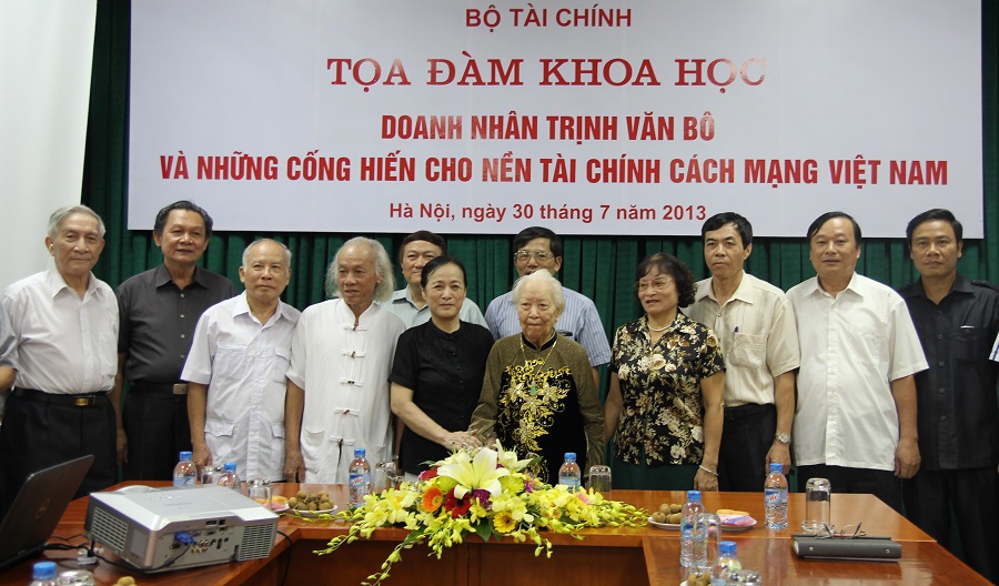 Đại biểu tại buổi tọa đàm chụp ảnh lưu niệm với gia đình cụ Trịnh Văn Bô. Nguồn: FinancePlus.vn
