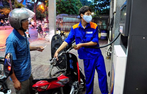 Xăng và dầu madút là 2 mặt hàng được giảm giá trong đợt điều chỉnh này. Nguồn: vnexpress.net