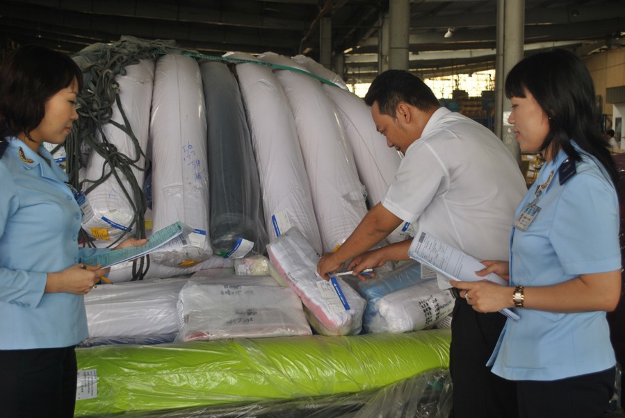 Hải quan sân bay Tân Sơn Nhất kiểm tra vải nguyên liệu nhập khẩu. Nguồn: baohaiquan.vn