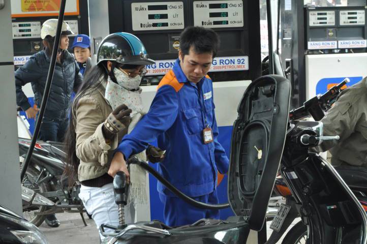Bộ Tài chính đề nghị các doanh nghiệp kinh doanh xăng dầu đầu mối tiếp tục giữ ổn định giá bán xăng, dầu trong nước như quy định hiện hành. Nguồn: thoibaotaichinhvietnam.vn